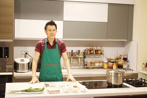 Khi vào bếp, anh chàng cũng thể hiện mình là người cực kỳ chuyên nghiệp. Anh còn chia sẻ nhiều mẹo vặt và kinh nghiệm mà mình có